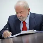 Lula sanciona lei que aumenta para 30% as cotas para negros em concursos públicos.